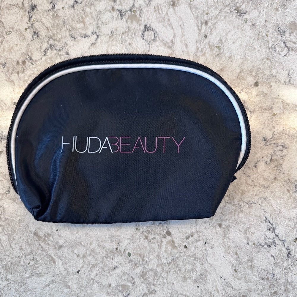 Huda Beauty Black small make- up bag‎